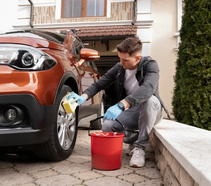 Lavage auto à domicile Plouégat-Guérand : professionnel intervenant sur un véhicule